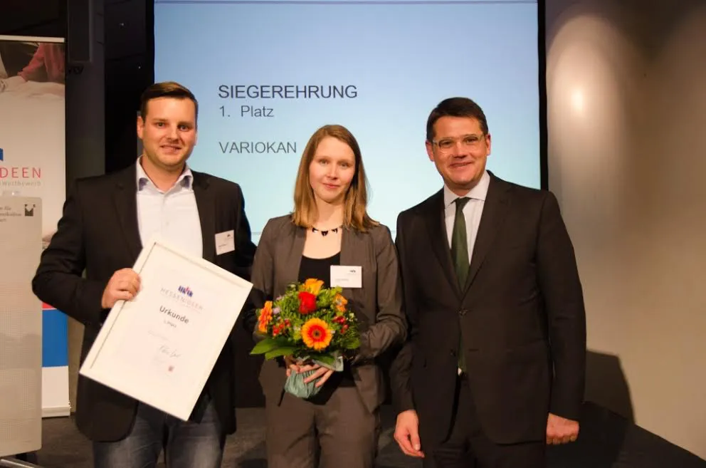  Die BWL-Studierenden Pierre Büttner (links) und Ivana Hrisova wurden von Wissenschaftsminister Boris Rhein (rechts) mit dem  1. Preis beim Hessischen Ideenwettbewerb ausgezeichnet. Foto: Fabian Voswinkel